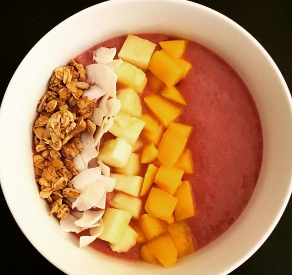 raspberrypineapplesmoothiebowl