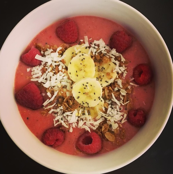 raspberrypeachsmoothiebowl