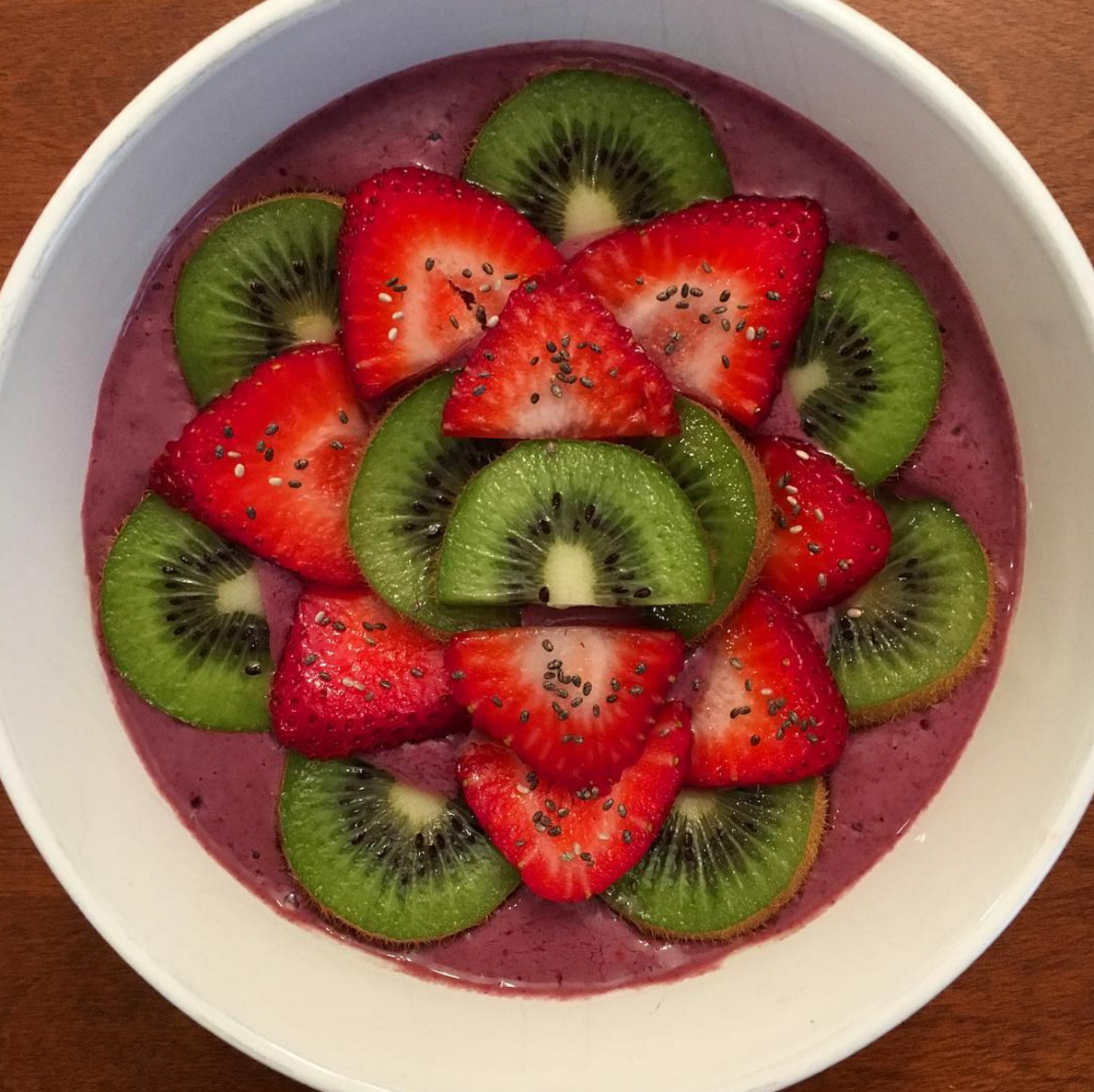 Açai Berry Bowl with Kiwi and Chia Seeds